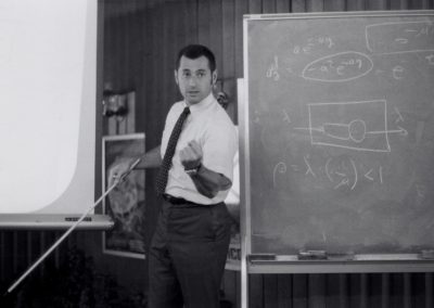 Kleinrock teaching a computer science class in 1970